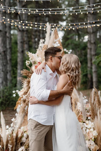 Wedding Ceremony Marriage Guy Girl Backdrop Arch Forest Path — 스톡 사진
