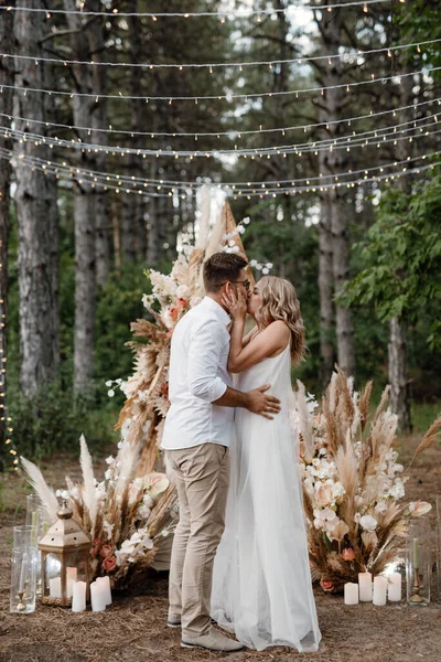 Wedding Ceremony Marriage Guy Girl Backdrop Arch Forest Path — Stockfoto