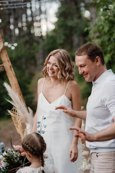 Wedding Congratulations Friends Guests Smiles Hugs Newlyweds — Stockfoto