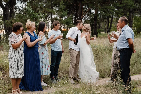 Wedding Congratulations Friends Guests Smiles Hugs Newlyweds — Stockfoto