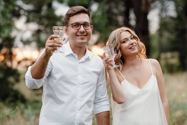 Young Couple Newlyweds Walk Pine Forest — Stockfoto