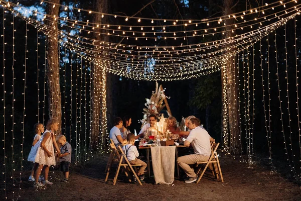 Večerní Svatební Rodinná Večeře Lese Žárovkami Svíčkami — Stock fotografie