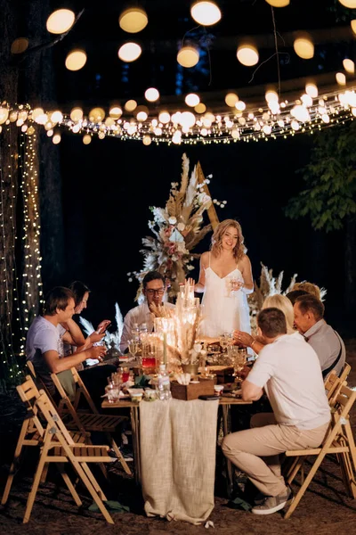 Este Esküvő Családi Vacsora Erdőben Villanykörték Gyertyák — Stock Fotó