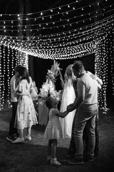Avonds Dansen Van Pasgetrouwden Tegen Achtergrond Van Warme Lichten — Stockfoto
