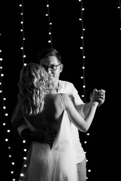 Evening Dances Newlyweds Backdrop Warm Lights —  Fotos de Stock