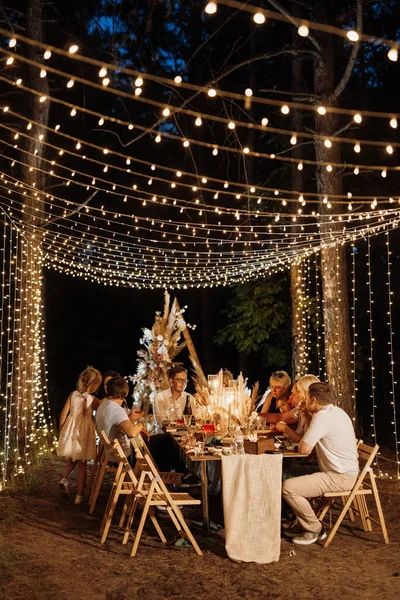 Večerní Svatební Rodinná Večeře Lese Žárovkami Svíčkami — Stock fotografie