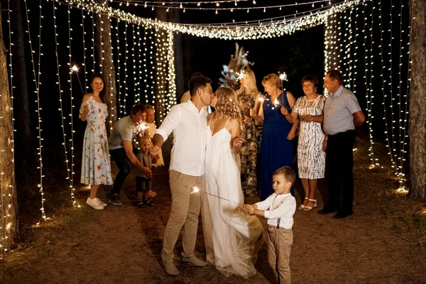 Sparklers Wedding Newlyweds Hands Joyful Guests — ストック写真