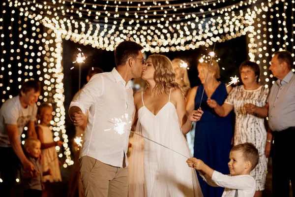 Sparklers Wedding Newlyweds Hands Joyful Guests — Stockfoto