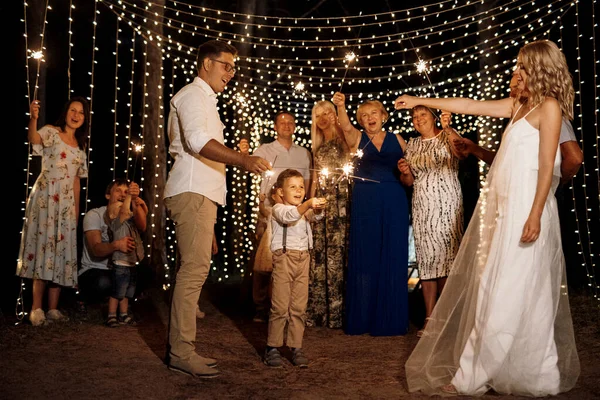 Faíscas Casamento Dos Recém Casados Nas Mãos Convidados Alegres — Fotografia de Stock