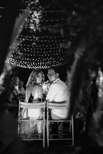 Вечірнє Весілля Сімейна Вечеря Лісі Лампочками Свічками — стокове фото