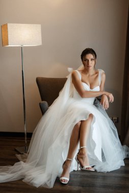 Beyaz elbiseli gelin otelin içindeki eğitim kampında.