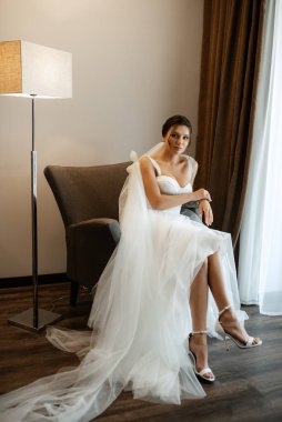 Beyaz elbiseli gelin otelin içindeki eğitim kampında.