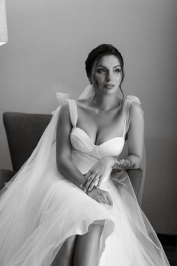 Beyaz elbiseli gelin otelin içindeki eğitim kampında.