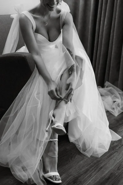 Νύφη Λευκό Φόρεμα Στο Στρατόπεδο Εκπαίδευσης Μέσα Στο Ξενοδοχείο — Φωτογραφία Αρχείου