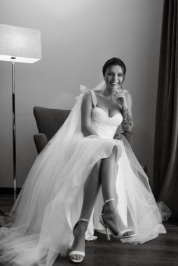 Beyaz elbiseli gelin otelin içindeki eğitim kampında.