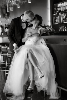 Gelin ve damat, canlı bir atmosferde bir kokteyl barında.