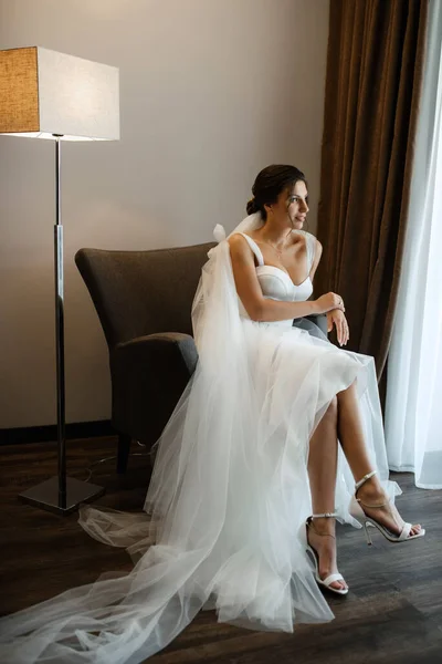 Νύφη Λευκό Φόρεμα Στο Στρατόπεδο Εκπαίδευσης Μέσα Στο Ξενοδοχείο — Φωτογραφία Αρχείου