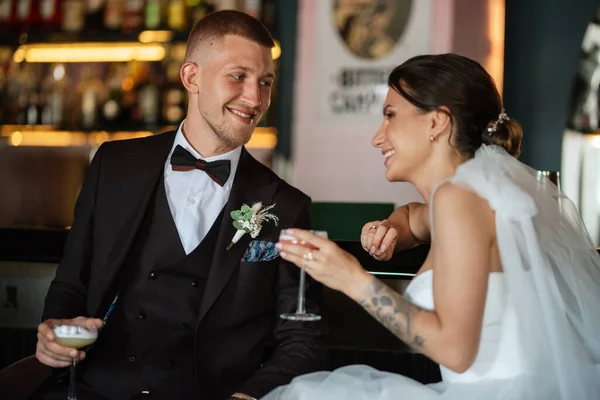 Bride Groom Cocktail Bar Vibrant Atmosphere —  Fotos de Stock