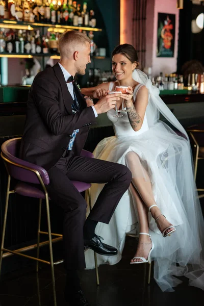 Bride Groom Cocktail Bar Vibrant Atmosphere — Stock Photo, Image