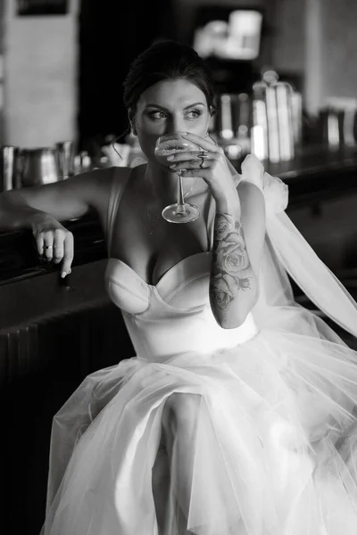 Noiva Dentro Bar Coquetéis Bar Ambiente Brilhante Com Copo Bebida — Fotografia de Stock