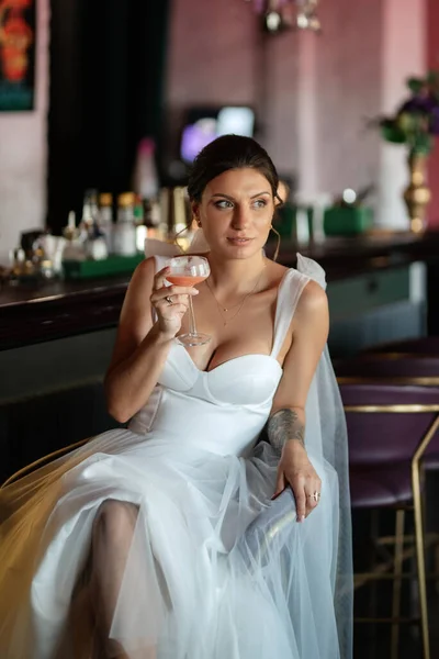 Νύφη Μέσα Στο Cocktail Bar Στο Μπαρ Μια Φωτεινή Ατμόσφαιρα — Φωτογραφία Αρχείου