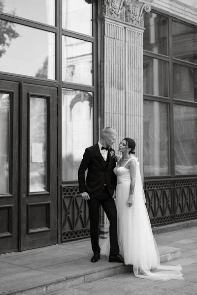 Groom Brown Suit Bride White Dress Urban Atmosphere — Foto de Stock