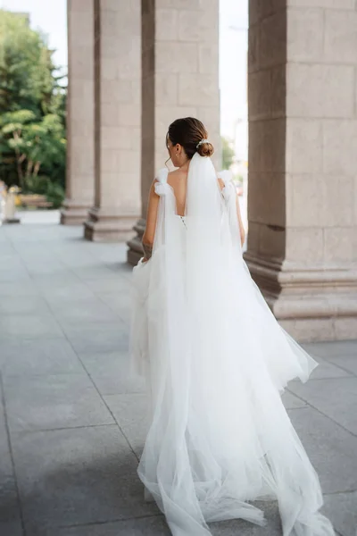 Young Woman Bride White Dress Urban Atmosphere — Stockfoto