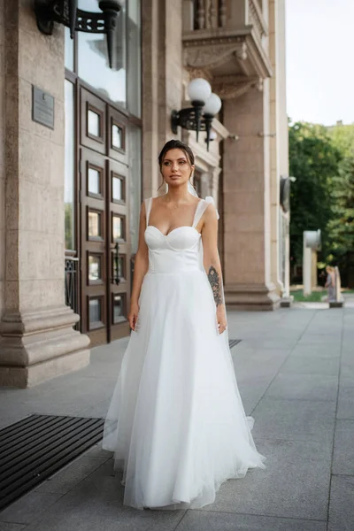 Jovem Noiva Mulher Vestido Branco Atmosfera Urbana — Fotografia de Stock
