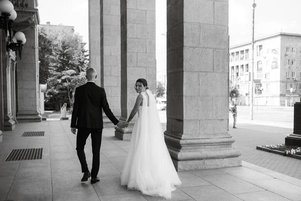 Groom Brown Suit Bride White Dress Urban Atmosphere — Foto de Stock