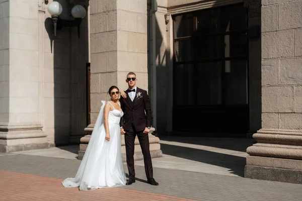 Groom Brown Suit Bride White Dress Urban Atmosphere — 스톡 사진