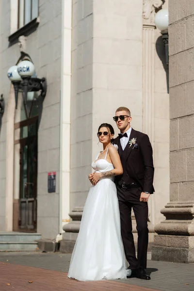 Noivo Terno Marrom Noiva Vestido Branco Uma Atmosfera Urbana — Fotografia de Stock