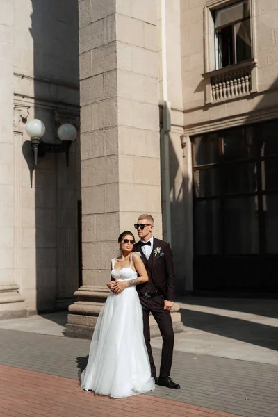 Groom Brown Suit Bride White Dress Urban Atmosphere — 스톡 사진