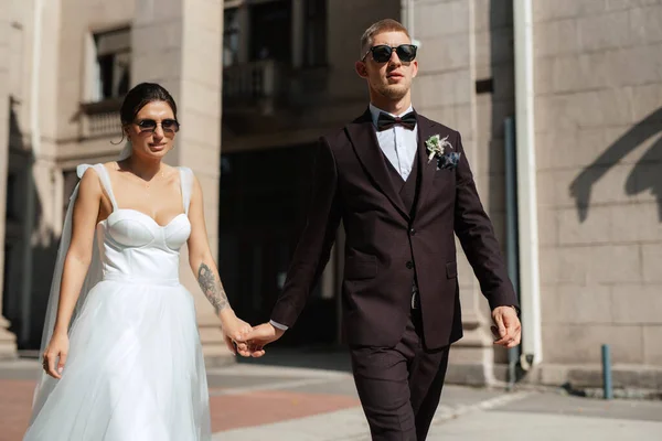 Groom Brown Suit Bride White Dress Urban Atmosphere — 스톡 사진