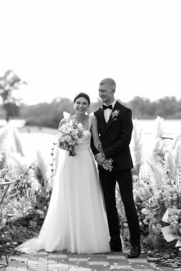 Nehrin yakınındaki yüksek bir rıhtımda davetlilerle düğün töreni.