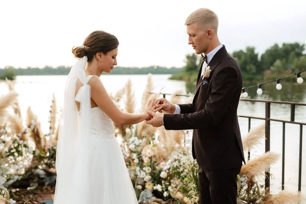 Wedding Ceremony High Pier River Invited Guests — Zdjęcie stockowe