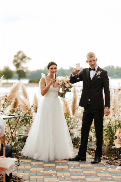 Wedding Ceremony High Pier River Invited Guests — Stockfoto