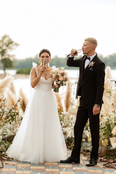 Wedding Ceremony High Pier River Invited Guests — Stockfoto