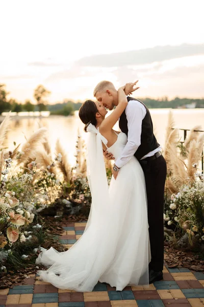 Bride Groom Backdrop Yellow Sunset Pier River — Stok fotoğraf