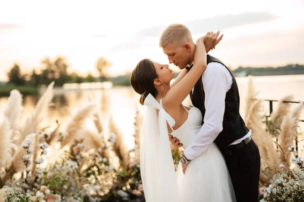 Bride Groom Backdrop Yellow Sunset Pier River — 图库照片