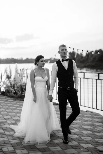 Bride Groom Backdrop Yellow Sunset Pier River — 스톡 사진