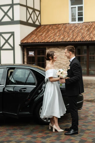 Young Couple Bride Groom White Short Dress Walking Rain — Fotografia de Stock