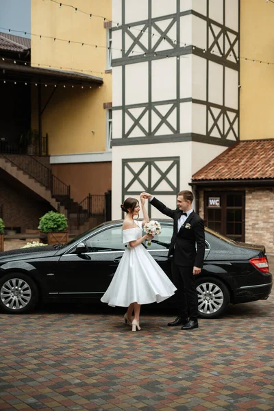 Young Couple Bride Groom White Short Dress Walking Rain — ストック写真