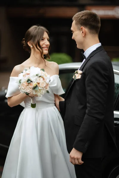 Young Couple Bride Groom White Short Dress Walking Rain — Φωτογραφία Αρχείου