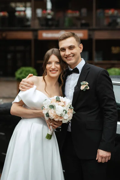 Young Couple Bride Groom White Short Dress Walking Rain — Φωτογραφία Αρχείου