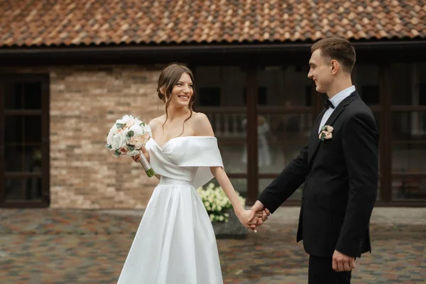 Young Couple Bride Groom White Short Dress Walking Rain — Stockfoto