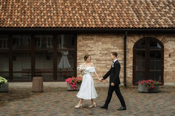 Young Couple Bride Groom White Short Dress Walking Rain — Fotografia de Stock