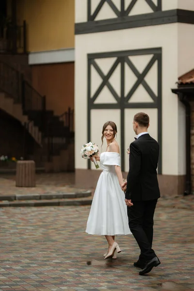 Young Couple Bride Groom White Short Dress Walking Rain — Φωτογραφία Αρχείου