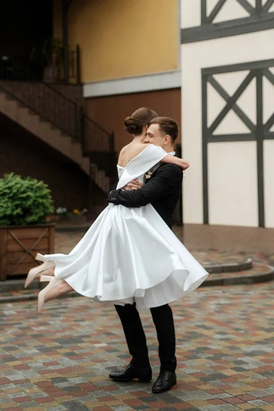 Young Couple Bride Groom White Short Dress Walking Rain — 스톡 사진