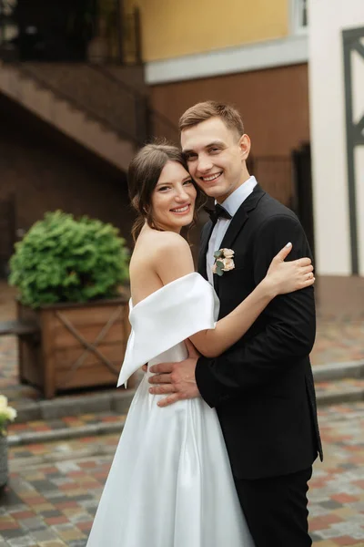 Young Couple Bride Groom White Short Dress Walking Rain — Stockfoto