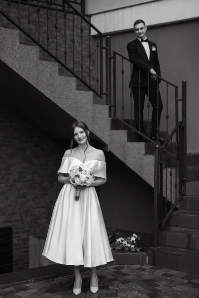 Fiatal Pár Menyasszony Vőlegény Egy Fehér Rövid Ruha Séta Esőben — Stock Fotó